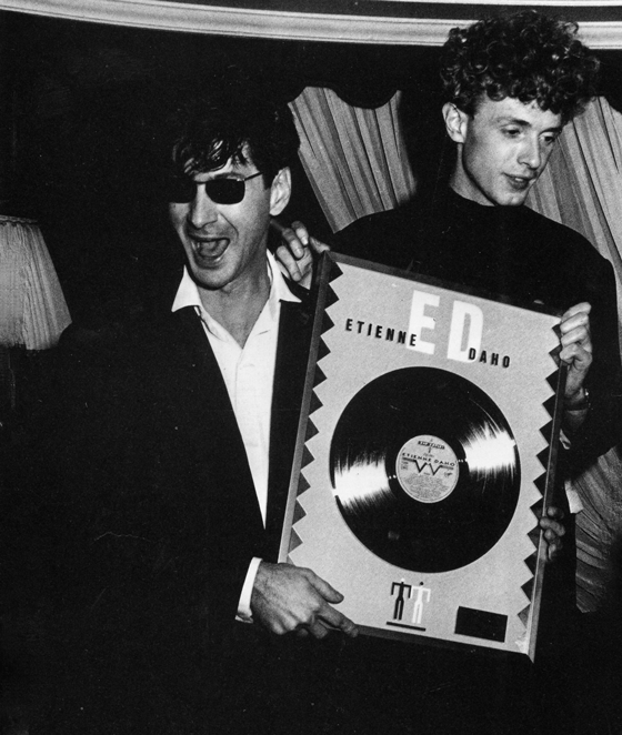 12. La remise du disque d'or pendant la Satori Party avec Arnold Turboust le 28 mai 1986